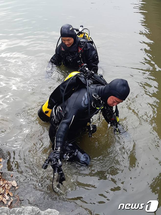 해병대전우회 광주시서구지회 회원들이 22일 오전 광주 서구 풍암호수에 어린아이가 빠뜨린 핸드폰을 찾기 위해 수중수색을 벌이고 있다.(해병대전우회 광주시서구지회 제공) 2019.12.23 /뉴스1 © News1