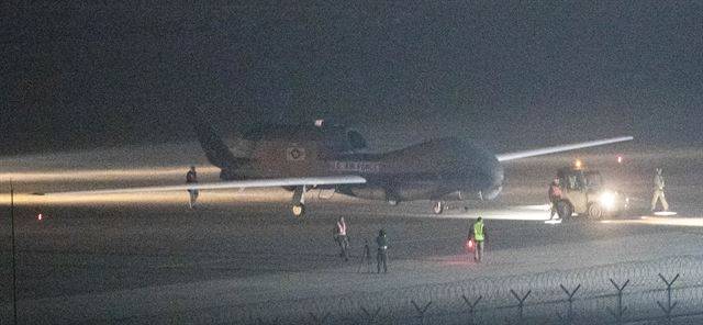 23일 새벽 경남 사천에서 촬영된 글로벌호크. 미 공군이 운용 중인 기체와 달리 흰색 바탕에 검은색 글씨 또는 문양이 부착돼 있다. 사천=뉴시스