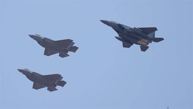 지난 3월 F-35A 전투기(왼쪽·가운데)가 청주 공군기지에 도착하고 있다. 청주=뉴시스
