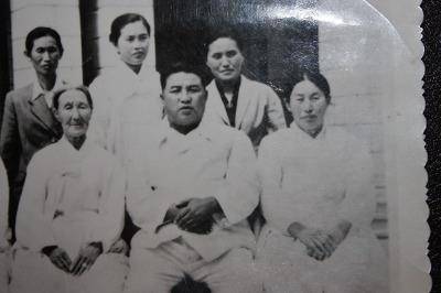 김일성(앞줄 가운데)과 장군의 부인 임재순(뒷줄 오른쪽).‘남만주 최후의 사령관 양세봉’(역사공간 발행)에서 인용 김일성(앞줄 가운데)과 장군의 부인 임재순(뒷줄 오른쪽).‘남만주 최후의 사령관 양세봉’(역사공간 발행)에서 인용