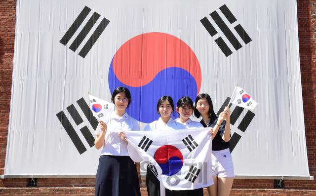 광복절을 하루 앞둔 14일 오전 서울 서대문형무소역사관을 찾은 은광여고 학생들이 태극기를 들고 만세를 외치고 있다./권욱기자