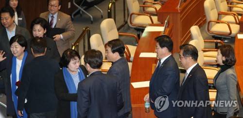 필리버스터 후 본회의장 나가는 민주당 의원들 (서울=연합뉴스) 하사헌 기자 = 공직선거법 개정안에 대해 자유한국당이 신청한 필리버스터가 26일 0시 임시국회 회기가 끝나면서 자동으로 종료됐다. 더불어민주당 의원들이 본회의 산회 후 본회의장을 떠나고 있다. 2019.12.26 toadboy@yna.co.kr