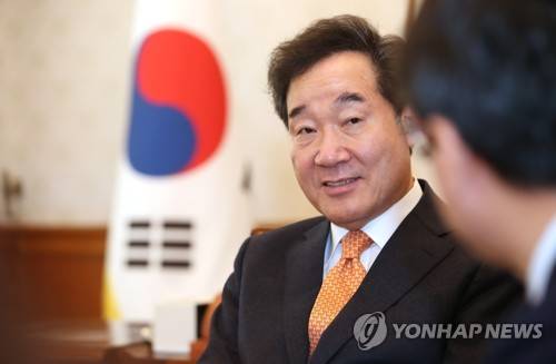 연합뉴스와 인터뷰하는 이낙연 총리 (서울=연합뉴스) 김승두 기자 = 이낙연 국무총리가 서울 삼청동 총리공관 집무실에서 연합뉴스와 인터뷰를 갖고 내년 총선에서 황교안 자유한국당 대표와의 '빅매치'가 이뤄질 가능성과 관련해 "당에서 그것을 저에게 제안하면 기꺼이 수용하겠다"고 밝혔다. 2019.12.26 kimsdoo@yna.co.kr