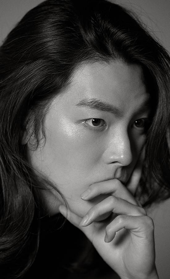 김우빈의 소속사가 그의 장발 머리 시절 모습이 담긴 화보를 공개했다. /sid_US 제공