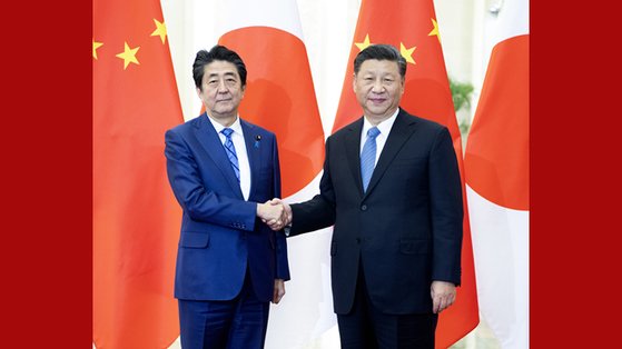 시진핑 중국 국가주석과 아베 신조 일본 총리가 지난 24일 악수를 나누고 있다. [중국 신화망 캡처]