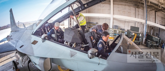 테스트 파일럿이 FA-50 시험비행 중 기체를 점검하고 있다. FA-50 개발로 우리나라는 자체적으로 초음속 전투기를 생산·수출할 수 있는 항공 선진국에 도달했다. 다음 목표는 한국형 전투기(KF-X)다. 한국항공우주산업(KAI) 제공