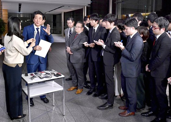 지난 11월 아베 신조 일본 총리가 도쿄 관저에서 출입 기자들을 만나 '벚꽃 모임'에 대해 해명하고 있다. [교도=연합뉴스]