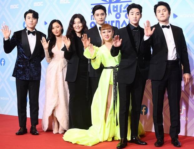 방송인 이시언(왼쪽부터), 화사, 한혜연, 성훈, 박나래, 헨리, 기안84가 지난 29일 오후 서울 상암동 MBC 신사옥에서 열린 '2019 MBC 방송연예대상' 레드카펫 행사에 참석했다. /사진=변성현 기자