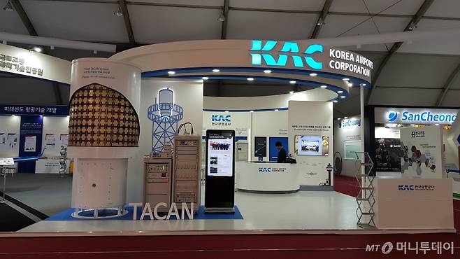 한국공항공사가 자체 개발한 전술항법장비. /사진제공=한국공항공사