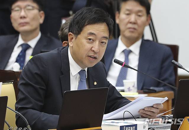 【서울=뉴시스】최진석 기자 = 금태섭 더불어민주당 의원이 지난 10월17일 오전 서울 서초구 대검찰청에서 열린 국회 법제사법위원회의 대검찰청 2019 국정감사에서 질의하고 있다. 2019.10.17.myjs@newsis.com