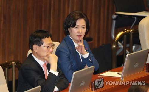 본회의 참석한 추미애 (서울=연합뉴스) 하사헌 기자 = 추미애 법무부 장관 후보자가 30일 오후 국회 본회의장에서 공수처 설치법안 통과를 지켜보고 있다. 2019.12.30 toadboy@yna.co.kr