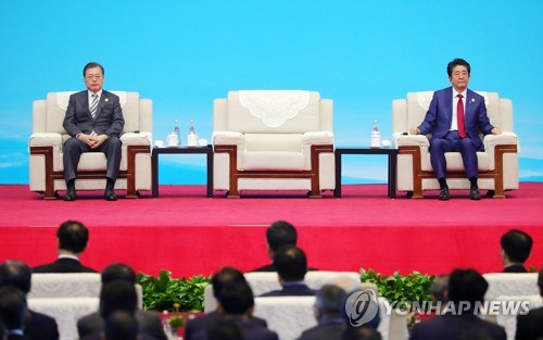 지난 24일 중국 쓰촨성 청두 세기성 박람회장에서 열린 한중일 비즈니스 서밋에서 문재인 대통령과 아베 신조 일본 총리가 리커창 중국 총리의 발언을 듣고 있다. [연합뉴스 자료사진]