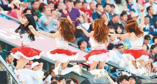 야구장을 찾은 팬들은 ‘승리의 요정’ 치어리더에게 팀이 이기게 해달라고 소원을 빈다. 팬들 소원이 이뤄지지 않으면 치어리더들 역시 책임에서 자유롭지 못하다. 5월 30일 잠실 한화 경기에서 LG 치어리더들이 공연을 하고 있다. 이날 LG팬과 치어리더들은 5-3으로 승리해 소원을 이뤘다. 동아일보DB