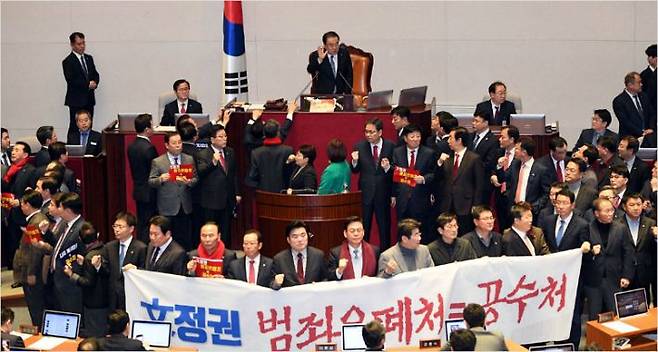 문희상 국회의장이 30일 오후 국회 본회의에 참석해 자유한국당 의원들에게 항의를 받고 있다. 황진환기자