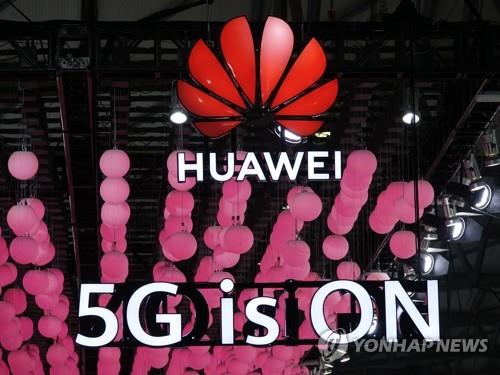 작년 6월 중국 상하이에서 열린 모바일 전시회의 화웨이 전시장 모습. 화웨이는 '5G is ON'(5G는 이미 현실이 됐다)은 구호를 내걸고 전시장을 꾸몄다. [연합뉴스 자료사진]