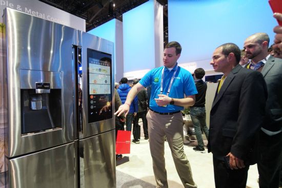 지난 1월 미국 라스베이거스 열린 세계 최대 소비자 가전 전시회 CES 2016에서 관람객들이 삼성 패밀리 허브를 살펴보고 있다. (사진=삼성전자)