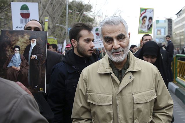 3일 미군의 이라크 바그다드국제공항 공습으로 사망한 거셈 솔레이마니 이란 쿠드스 사령관. 사진은 그가 2016년 2월 11일 이란 테헤란의 이슬람 혁명 기념행사에 참석한 모습. 테헤란=AP 연합뉴스 자료사진