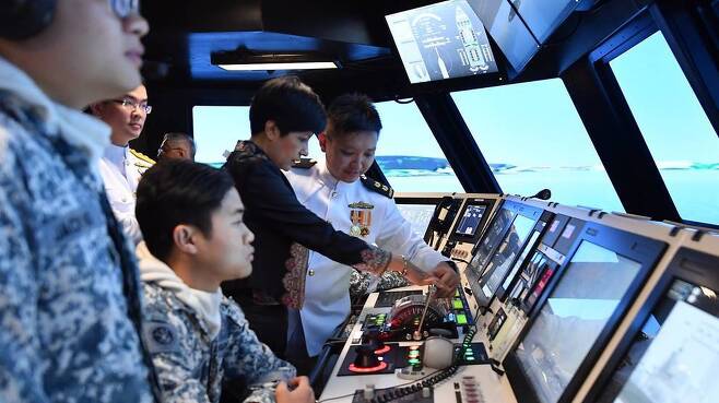 인드라니 라자(오른쪽 두번째) 싱가포르 재무부 차관이 2018년 9월 인디펜던스급 초계함 훈련을 위한 시뮬레이션센터 ‘심센’(SIMCEN) 개소식에 참석해 해군 관계자로부터 훈련 방식에 대한 설명을 듣고 있다. 이 프로그램을 활용하면 승조원 9명으로도 초계함을 운용할 수 있다. 싱가포르 국방부 제공