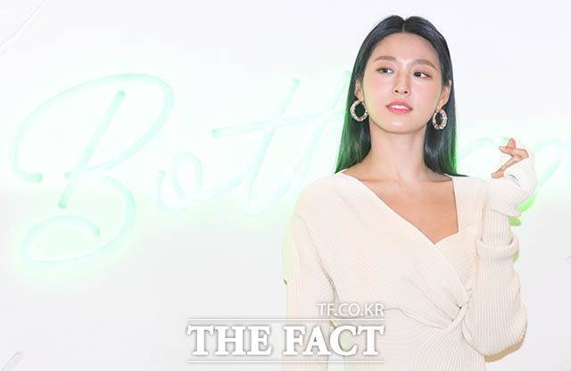 그룹 AOA의 설현이 6일 오후 경기도 성남시 분당구 현대백화점 판교점에서 열린 브랜드 '보테가 베네타'의 포토콜 행사에 참석해 포즈를 취하고 있다. /성남=김세정 기자