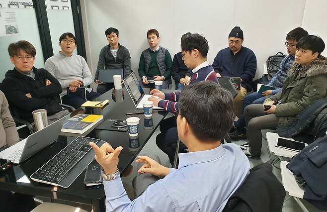 버넥트 사무실에서 열린 B2B영업 2차 워크숍, 참석자들이 진지한 표정으로 이장석 대표의 설명을 듣고 있다