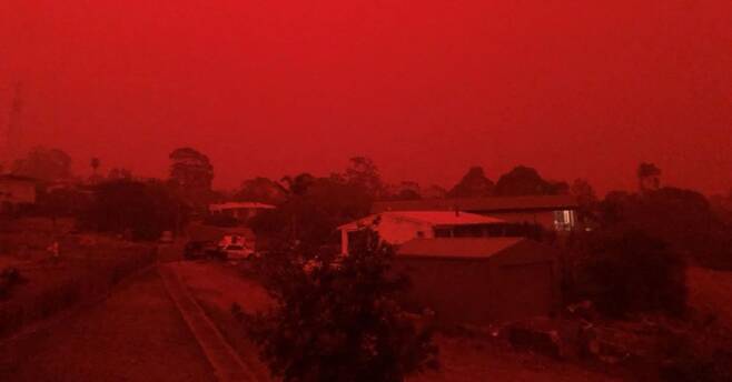 붉게 물든 호주 하늘.[로이터=연합뉴스]