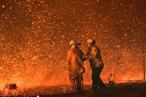 구랍 31일 호주 뉴사우스웨일스주의 나우라 인근에서 산불이 강풍을 타고 번지는 가운데 소방관들이 주거지역을 향하는 불길을 막기 위해 노력하고 있다. 나우라=AFP 연합뉴스