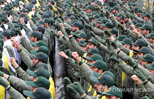 미국이 테러조직으로 지정한 이란 혁명수비대 (테헤란 EPA=연합뉴스) 이란 혁명수비대(IRGC) 대원들이 지난 2월 11일(현지시간) 테헤란 아자디 광장에서 열린 이슬람혁명 40주년 기념식에서 구호를 외치고 있다. 8일 미국 정부는 외국의 정규군 가운데 처음으로 IRGC를 테러조직으로 지정했다. leekm@yna.co.kr
