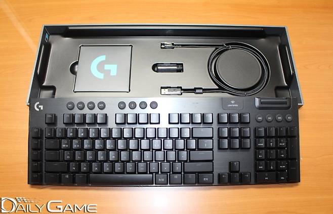 로지텍 G913 구성품. 제품 박스 안에 키보드 본체와 설명서, 유선 케이블, 무선 이용을 위한 동글이 등이 포함돼 있다.