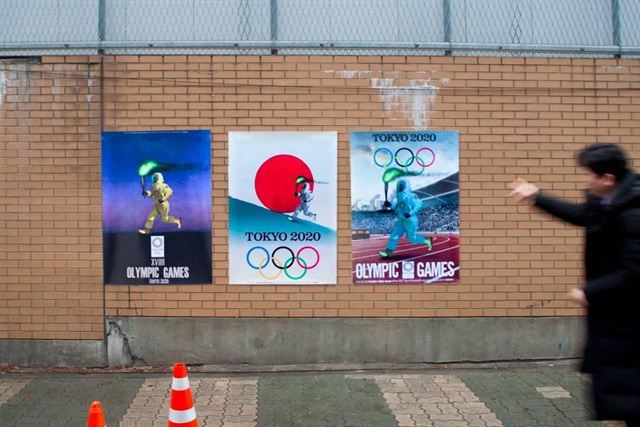 반크가 주한일본대사관 공사현장 벽에 붙인 패러디 포스터. 성화봉송 주자가 방독면을 쓰고 뛰고 있다. 반크 제공