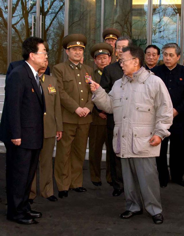 2009년 3월 20일 북한 국방위원장이 평양 김일성종합대학에 새로 건립된 수영장 방문, 관계자들과 대화를 나누고 있다. 조선중앙통신 연합뉴스