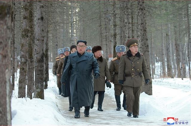지난해 12월 4일 김정은 북한 국무위원장이 군 간부들과 함께 백두산지구 혁명전적지를 시찰하고 백두산을 등정했다고 조선중앙통신이 보도했다. 김 위원장이 가죽 롱코트를 입고 간부들과 함께 걷고 있다. 조선중앙통신 연합뉴스