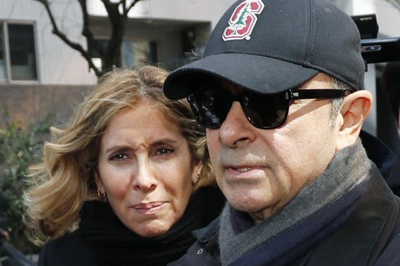 FILE - This March, 2019, file photo shows former Nissan Chairman Carlos Ghosn, right, and his wife Carole in Tokyo. Tokyo prosecutors issued an arrest warrant Tuesday, Jan. 7, 2020 for the wife of Nissan's former chairman, Carlos Ghosn, on suspicion of perjury. (Kyodo News via AP, File) /뉴시스/AP /사진=