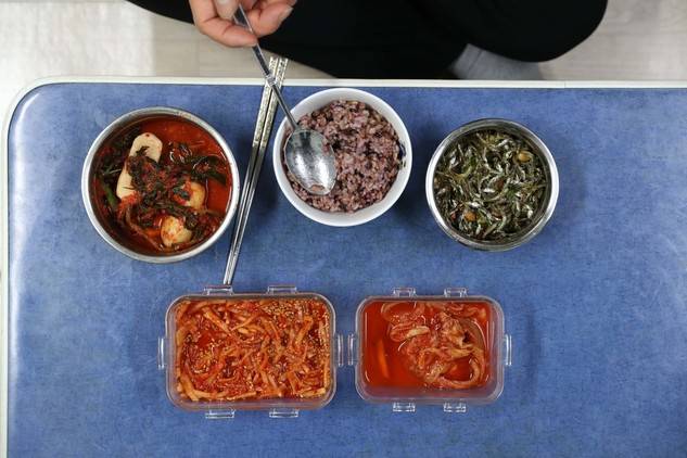 부산 지하철 청소노동자의 밥상. 부산/박종식 기자 anaki@hani.co.kr
