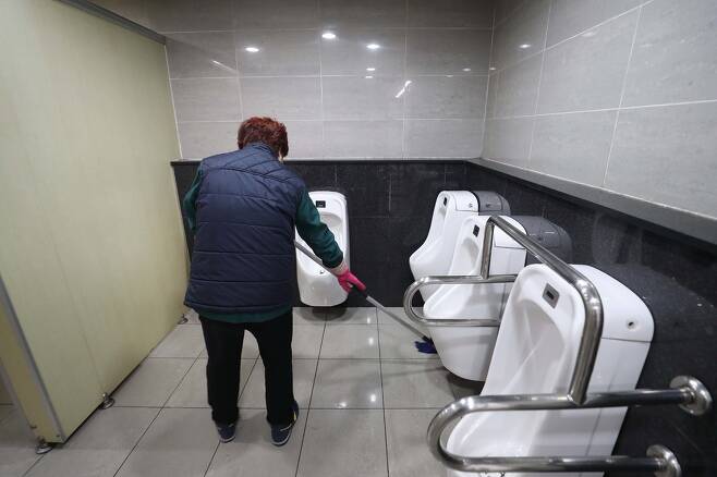 차귀순씨가 지난달 17일 오전 부산 지하철 1호선 ㄱ역 화장실에서 자루걸레를 들고 바닥을 닦고 있다. 부산/박종식 기자 anaki@hani.co.kr