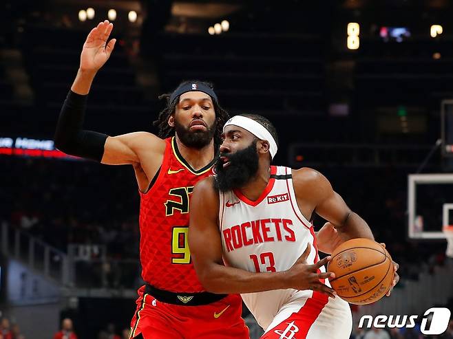 9일(한국시간) 2019-20 미국프로농구(NBA) 애틀랜타와 경기에 나선 휴스턴의 제임스 하든. © AFP=뉴스1