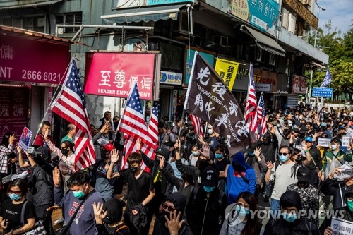중국 본토 보따리상 단속 촉구하는 홍콩 시위대 (홍콩 AFP=연합뉴스) 홍콩 민주화 시위대가 5일 성수이 지역에서 중국 본토 보따리상의 철저한 단속을 촉구하는 시위를 벌이고 있다. ymarshal@yna.co.kr