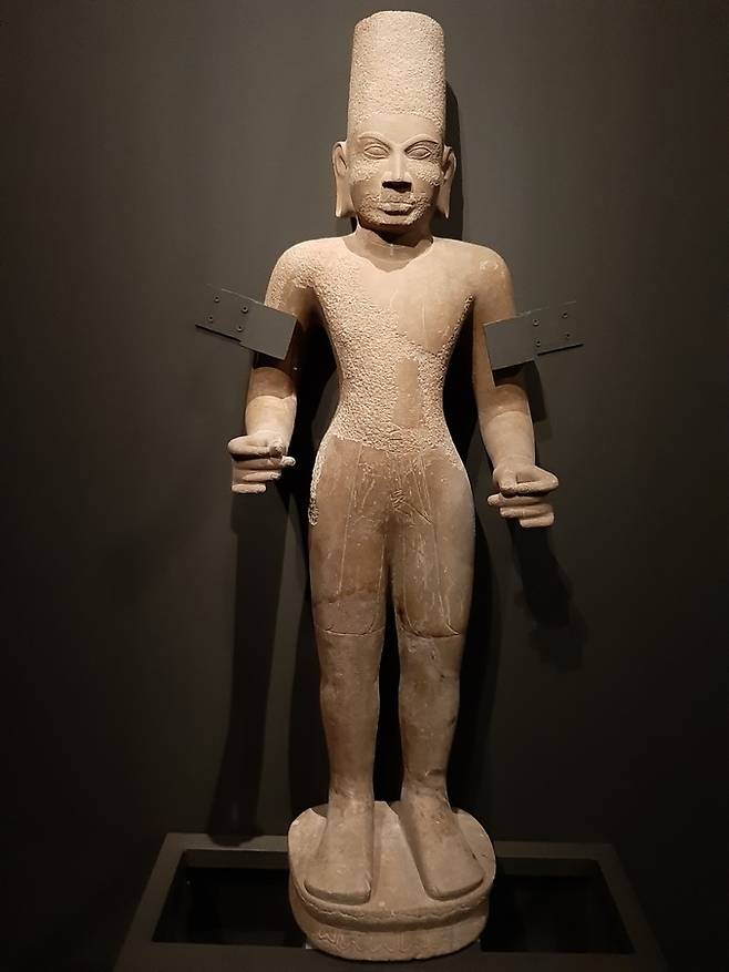 전시장 입구에 서있는 6세기 남신상. 머리에 보관을 쓴 힌두교의 신을 형상화했다. 부처상처럼 길쭉한 귀에 잘록한 허리가 인상적이다.