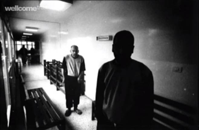바잘리아가 고리치아에서 본 정신질환자 보호소는 감옥과 같았다. 보호소의 가장 중요한 기능은 ‘미친’ 사람들을 격리함으로써 ‘정상 사회’를 보호하는 것이었다. 사진은 <정신병원을 폐쇄한 사람>의 저자인 존 풋이 제작한 유튜브 영상 ‘프랑코 바잘리아와 이탈리아 정신질환자 보호소의 폐쇄’의 한 장면.