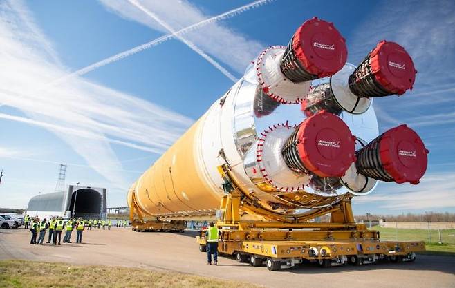 스테니스우주센터로 옮겨지기 위해 제작공장에서 나온 NASA의 차세대 로켓 SLS(사진=NASA)