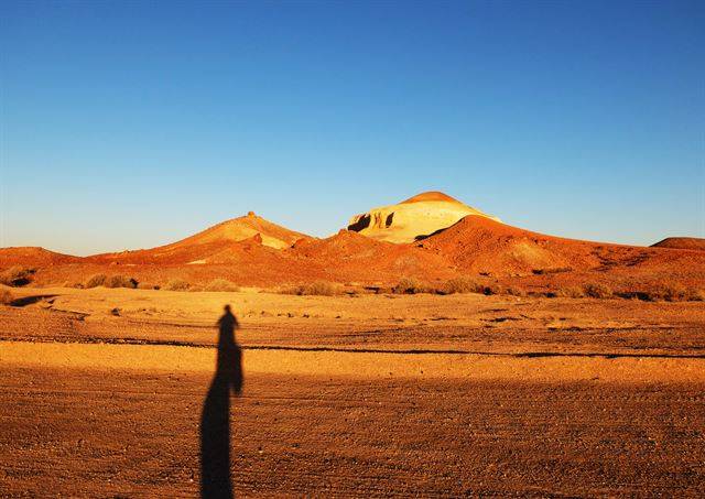 ‘그럼에도 불구하고’ 브레이크어웨이즈의 낙조는 신비에 불시착한 기분. 타이어 펑크도 꿈이고만 싶었다. 연일 전해지는 대형 화재 소식도 꿈이었으면….