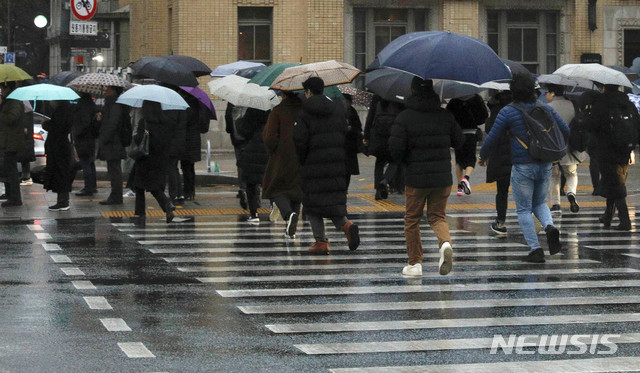 [서울=뉴시스] 박민석 기자 = 서울 지역에 비가 내린 6일 오전 서울 중구 세종대로 일대에서 시민들이 우산을 쓴 채 걷고 있다.2020.01.07.mspark@newsis.com