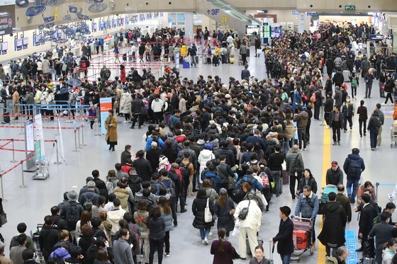 지난 3일 부산 강서구 김해국제공항 국제선 출국장에 관광객들이 몰려 북새통을 이루고 있다. 송봉근 기자