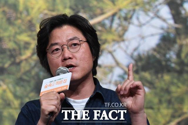 나영석 PD가 변화하는 미디어 환경에 맞서 새로운 시도를 하고 있다. 지난 10일에는 숏폼 형태의 예능 '금요일 금요일 밤에'를 공개했다. /더팩트DB