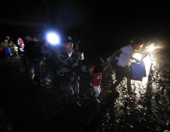 12일(현지시간) 필리핀 따가이따이 인근 지역의 따알 화산이 폭발한 가운데 주민들이 대피하고 있다. [EPA=연합뉴스]
