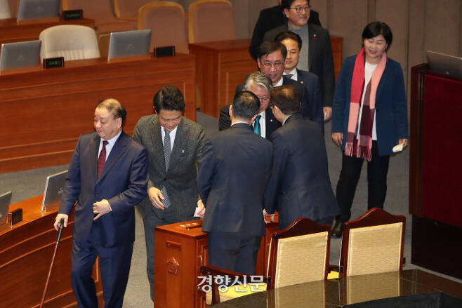 국회 본회의에 출석한 의원들이 13일 정세균 국무총리 후보자 인준안에 대한 투표를 하고 있다. /김영민 기자