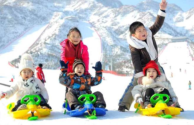 북한 노동당 기관지 노동신문은 14일 '겨울방학을 즐겁게 보내는 청소년 학생들'이라면서 관련 사진을 공개했다. 신문은