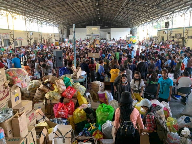 핀 수도 마닐라에서 남쪽으로 약 65㎞ 떨어진 탈(Taal) 화산이 폭발한 지 사흘째인 14일 바탕가스 주 타나운에 마련된 대피소에 주민들이 피신해 있다. /사진=AP(연합뉴스)