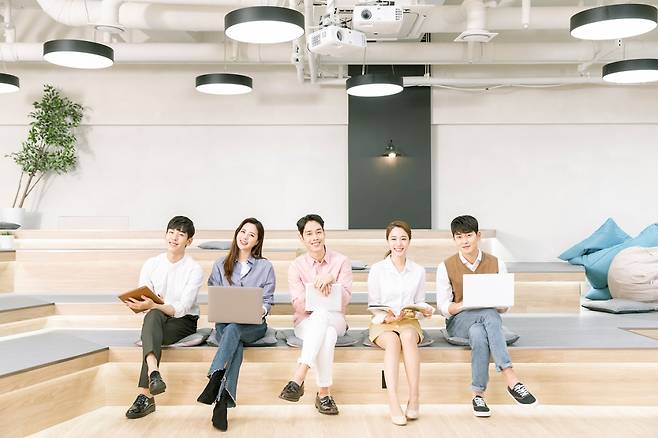 다리 꼬기를 방지하기 위해선 발 받침대를 사용해 무릎을 엉덩이보다 높게 유지해주는 것이 좋다. 사진은 기사와 상관없는 즐거운 청춘들./사진=이미지투데이