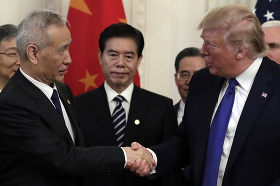 도널드 트럼프 미국 대통령(오른쪽)이 현지시간 15일 미국 백악관에서 류허 중국 부총리와 미중 1단계 무역합의안에 서명한 후 악수하고 있다. 사진=뉴시스