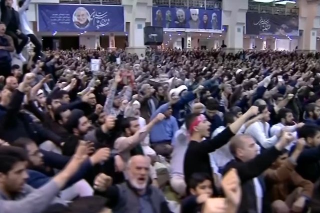 ▲ 17일  이란의 수도 테헤란에서 열린 금요 대예배에서 수많은 군중들이 최고지도자 하메네이의 연설에 환호하고 있다.ⓒAFP=연합